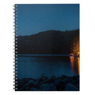 CADERNO ESPIRAL BROWN WOOODEN DOCK NO LAGO AZUL DURANTE A NOITE