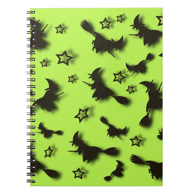 Caderno Espiral bruxa voadora entre as estrelas na noite de Hallow (Frente)