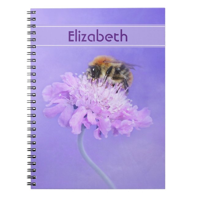 Caderno Espiral Bumble Bee pregada em uma flor rosa (Frente)