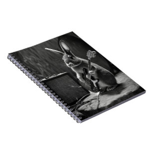 Caderno Espiral Bunny tocando violão