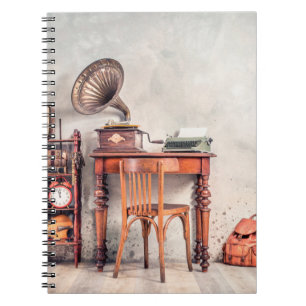 Caderno Espiral Cadeira antiga, máquina de escrever antiga, rádio 