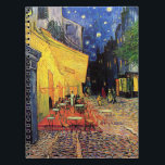 Caderno Espiral Café Terrace à noite por Vincent van Gogh<br><div class="desc">Café Terrace, no Place du Forum, de Vincent van Gogh, é uma pintura de paisagens arquitetônicas de apos impressionismo de arte. Uma vista exterior de um restaurante com mesas, cadeiras, garçons e jantar em pessoas. Uma bela noite com estrelas no céu em Arles, França. Sobre o artista: Vincent Willem van...</div>