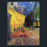 Caderno Espiral Café Terrace à noite por Vincent van Gogh<br><div class="desc">Café Terrace, no Place du Forum, de Vincent van Gogh, é uma pintura de paisagens arquitetônicas de apos impressionismo de arte. Uma vista exterior de um restaurante com mesas, cadeiras, garçons e jantar em pessoas. Uma bela noite com estrelas no céu em Arles, França. Sobre o artista: Vincent Willem van...</div>