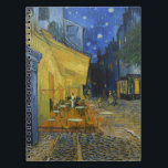 Caderno Espiral Cafe Terrace à Noite | Vincent van Gogh<br><div class="desc">Cafe Terrace na Night (1888), de Vincent van Gogh, é uma representação luminosa e icônica de um confortável café ao ar livre em Arles, França, sob um céu estrelado à noite. O brilho amarelo vibrante do café contrasta lindamente com o azul profundo da noite, criando um ambiente quente e convidativo....</div>
