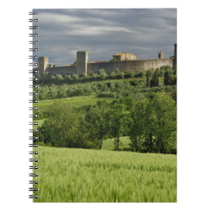 Caderno Espiral Campo de trigo e Monteriggioni distante, na