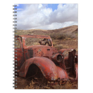 Caderno Espiral Carro velho que oxida na paisagem do deserto