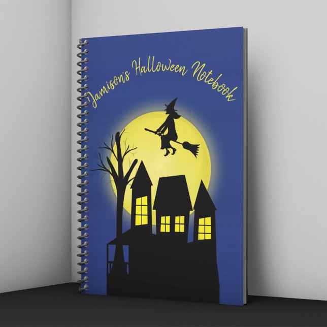 Caderno Espiral Casa Assombrada e Bruxa Voadora com Lua (Personalized Halloween notebook with witch flying over haunted house and glowing moon.)