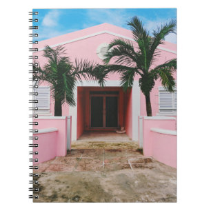 Caderno Espiral Casa de betão rosa e branco perto de árvores ver