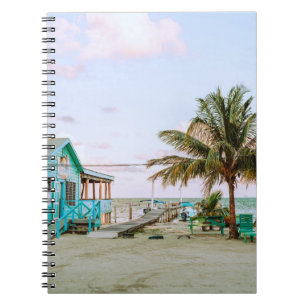 CADERNO ESPIRAL CASA DE MADEIRA AZUL PERTO DO CORPO DE ÁGUA