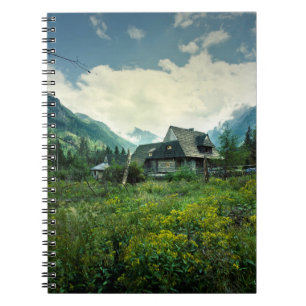 Caderno Espiral Casa de madeira, paisagem natural de montanha.