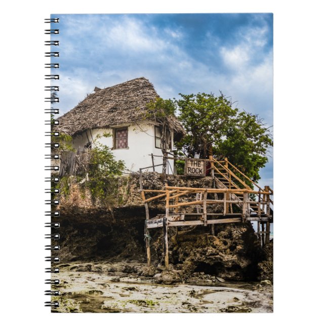 Caderno Espiral Casa pitoresca sobre um afloramento tropical de co (Frente)