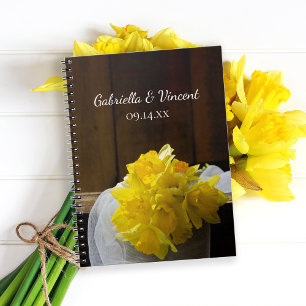 Caderno Espiral Casamento de Daffodils Russos e de Madeira Barn