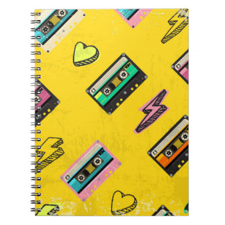 Caderno Espiral Cassete Retro: Design do Partido do Amor anos 80