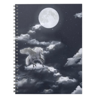 Caderno Espiral Cavalo alado branco: céu enluarado.