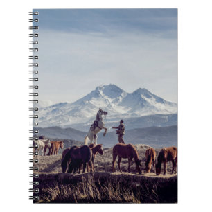 CADERNO ESPIRAL CAVALOS NA MONTANHA DE EXIBIÇÃO DE CAMPO ABERTO