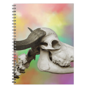 Caderno Espiral Caveira de Buffalo sobre um Fundo de Cores de Águ