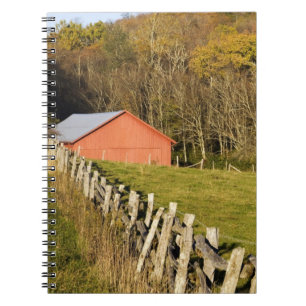 Caderno Espiral Celeiro vermelho e fileira de cercas ao longo da B