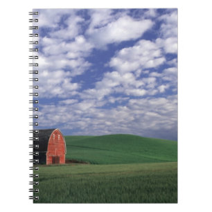 Caderno Espiral Celeiro vermelho em campo de trigo e cevada em Whi