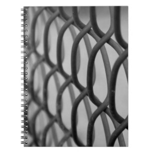 Caderno Espiral cerca do elo de corrente