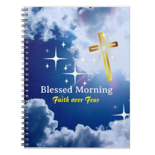 Caderno Espiral Céu azul com nuvens brancas e cruz Ouro