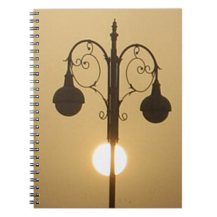 Caderno Espiral Charme Victoriano: Lâmpada de Streetlight Vintage 