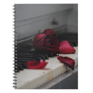 Caderno Espiral Chaves do piano com uma rosa vermelha