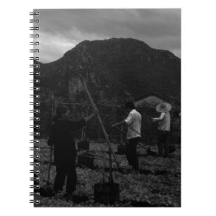Caderno Espiral China Antiga Guilin regando com estrume líquido