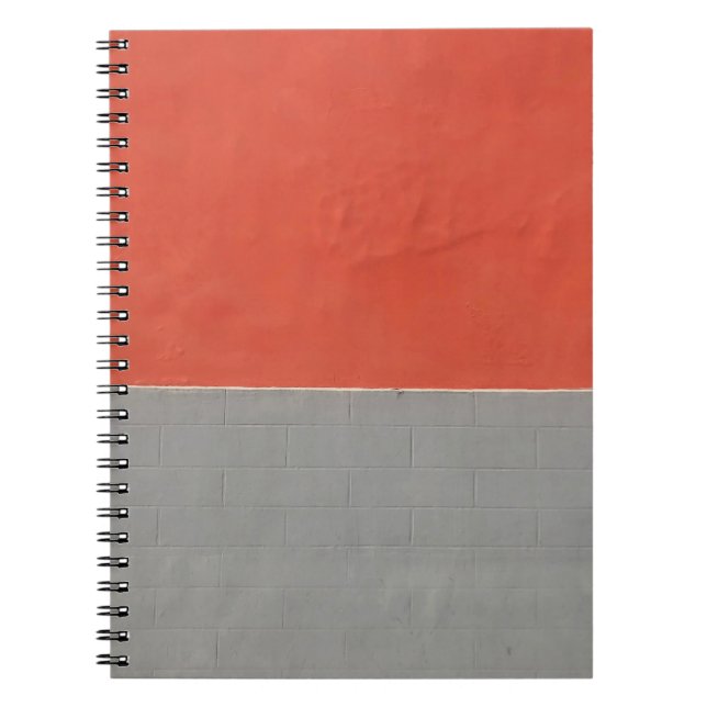 Caderno Espiral Cinza e parede pintada de laranja (Frente)