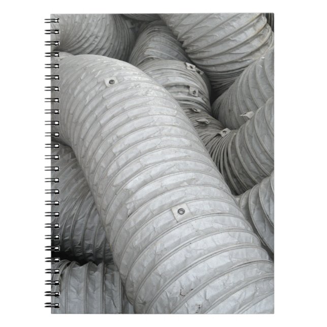 Caderno Espiral Cinza e sofá de tecido preto (Frente)