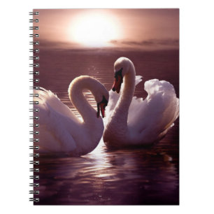 Caderno Espiral Cisnes Loving que formam um coração