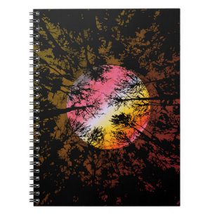 Caderno Espiral Claro de Lua Através da Floresta Densa – Surrealis