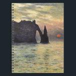 Caderno Espiral Cliff Etretat, Sunset de Claude Monet<br><div class="desc">O Cliff, Etretat, Sunset (1883), de Claude Monet, é uma pintura náutica impressionista de arte. O sol está baixo no céu sobre o oceano. Uma paisagem marítima com um terreno rochoso perto da costa em Etretat, França. Sobre o artista: Claude Monet (1840-1926) foi o fundador do movimento de pintura impressionista...</div>