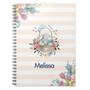 Caderno Espiral Coelhinho bonito em uma cesta com ovos e flores Bo