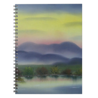 Caderno Espiral Colinas roxas