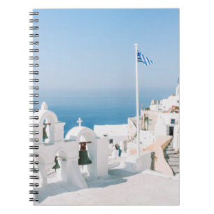 Caderno Espiral Construção de betão branco perto do corpo de á