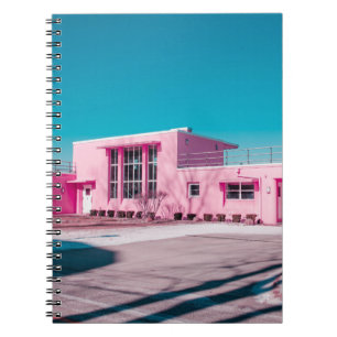 Caderno Espiral Construção de betão rosa sob céu azul