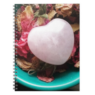 Caderno Espiral Coração de quartzo cor-de-rosa em uma cama das