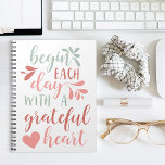 Caderno Espiral Coração Grateful | Citação de Tipografia com Letra<br><div class="desc">Espalhe uma atitude de gratidão. Nosso design de notebook com tipografia escrita à mão apresenta a citação "começar cada dia com um coração grato" em um roteiro de caligrafia escrita à mão,  enfeitiçado por pestanas e uma ilustração cardíaca.</div>