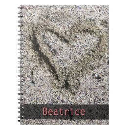 Caderno Espiral Coração romântico na foto da areia com algum nome