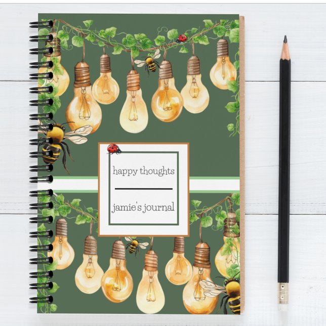 Caderno Espiral Cordas de Jardim Luzes com Abelhas. Ladybug, Ivy (Garden themed customizable spiral notebook journal in green and gold with bees, ladybugs. )