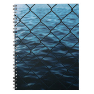 Caderno Espiral Corpo de água em frente à cerca de elos de corre