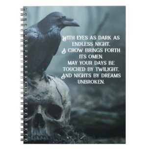 Caderno Espiral Corvo sentado num crânio com uma mensagem gótica