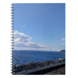 Caderno Espiral costa e via-férrea sob céu azul