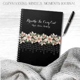 Caderno Espiral Cozymaxxing Diário de Momentos Plenos Preto e Flor