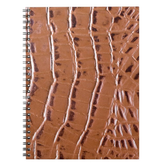 Caderno Espiral Crocodilo em couro texturizado em fundo abstrato,  (Frente)