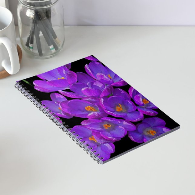 Caderno Espiral Crocus de Primavera Roxos em Floral Preto (In Situ)