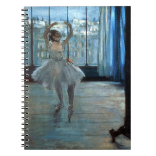 Caderno Espiral Dançarino de Edgar Degas na frente de uma janel