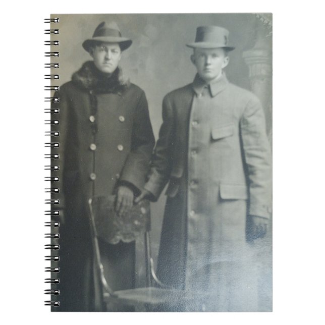 Caderno Espiral Dapper Brothers in Overcoats RPPC Foto B&W (Frente)
