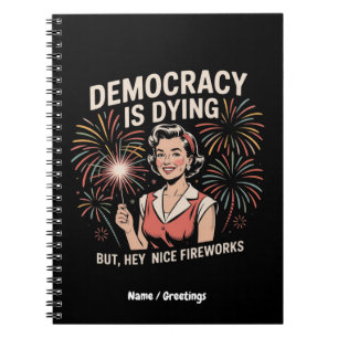 Caderno Espiral Democracia Está Morrendo, Mas Ei, Belo Fogos De Ar