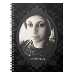 Caderno Espiral descansar no livro de hóspedes do funeral de paz